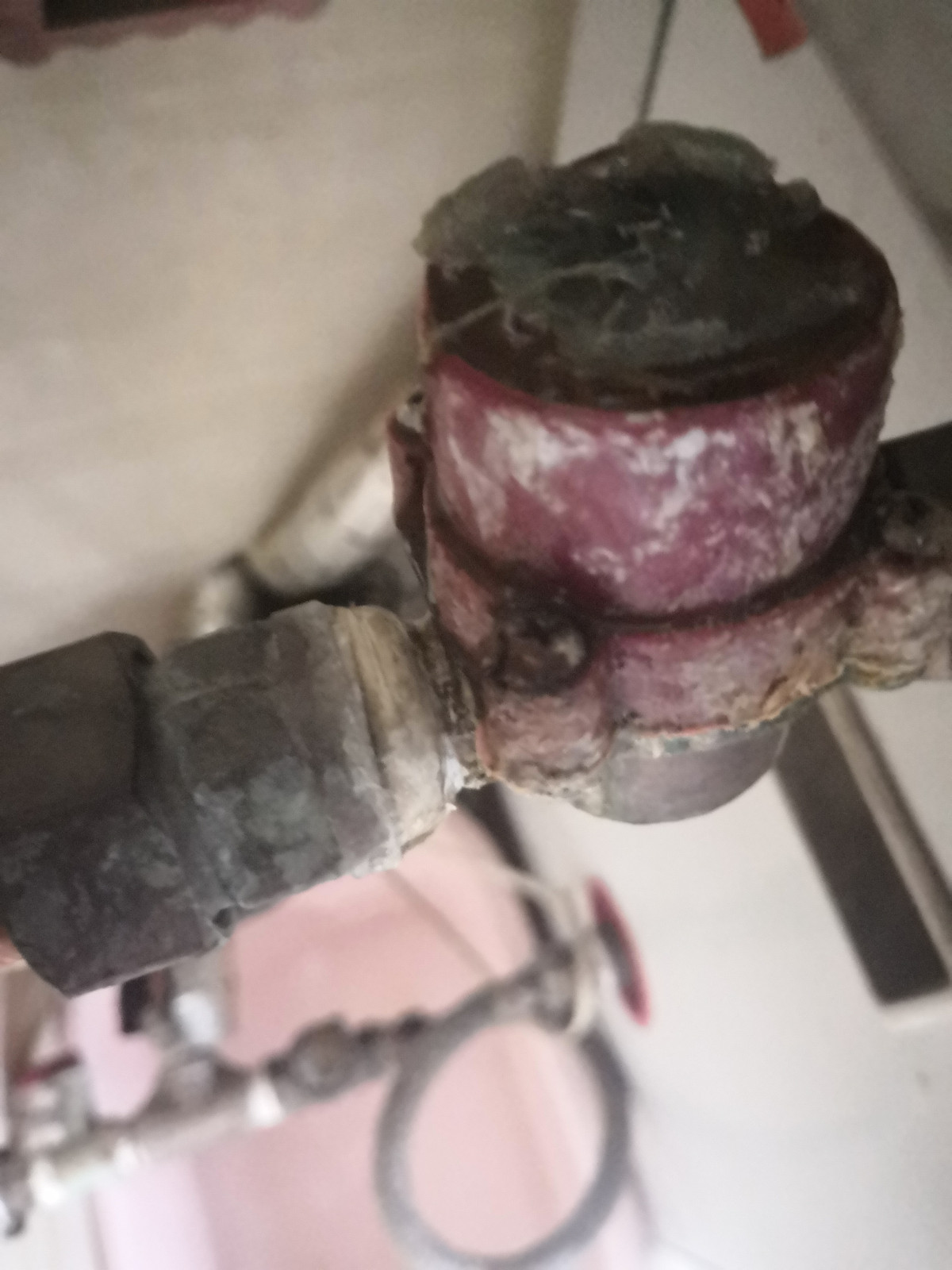 空气能热水器安全阀漏水？别急，办法在这里！