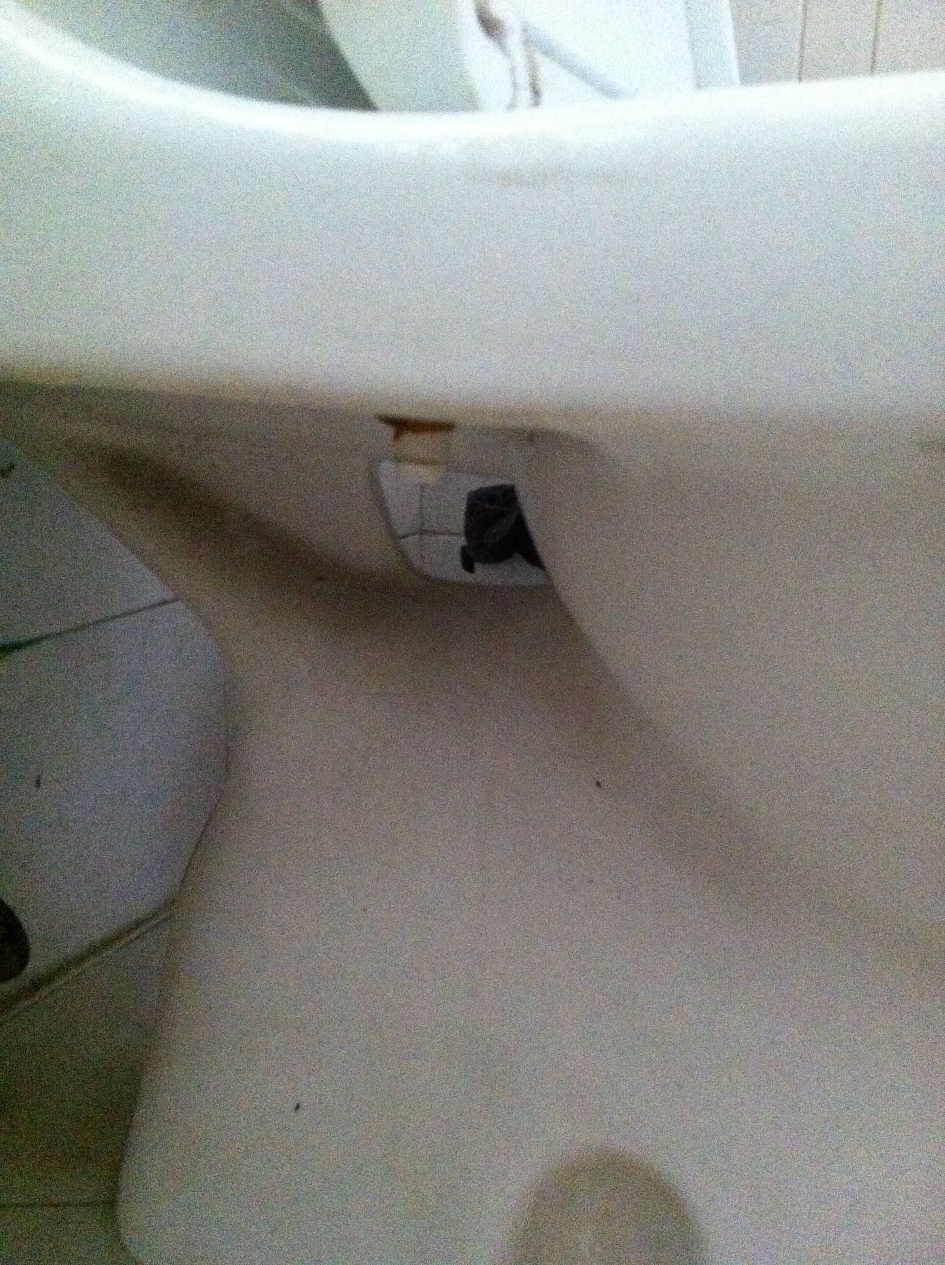 马桶冲水后底部漏水？别慌，这些解决办法超管用！
