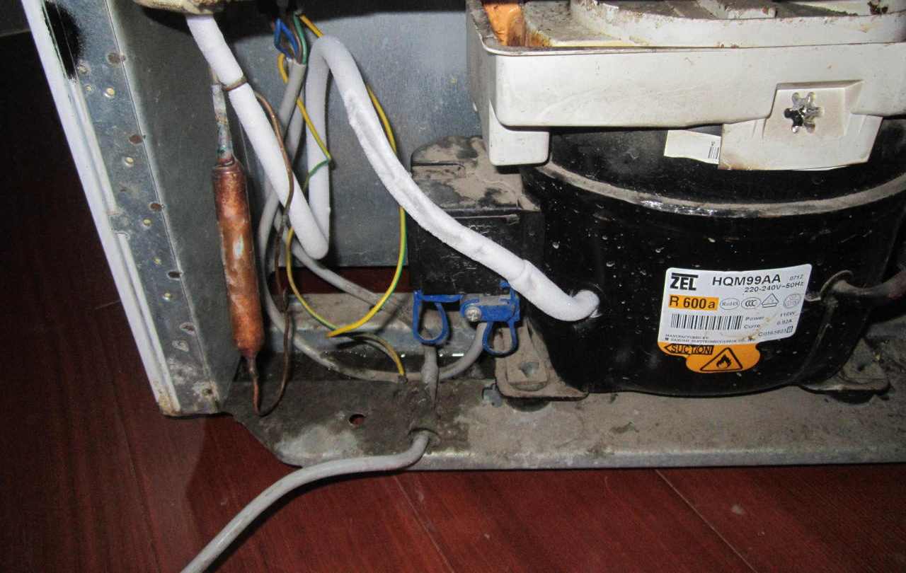 冰箱里面有水怎么回事？原因与解决方法全解析