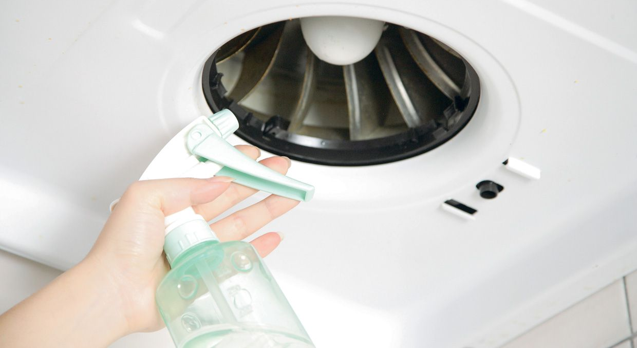 如何清洗油烟机风扇轴上的油污？