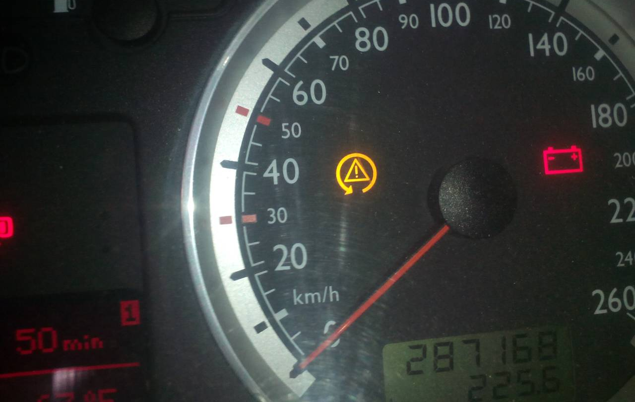 三角感叹号故障灯亮起是什么意思？